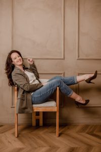 Eelke ontspannen achterover geleund op een stoel tijdens de brandingshoot