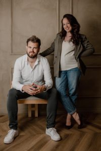 Eelke en Robbin samen op de foto tijdens de brandingshoot