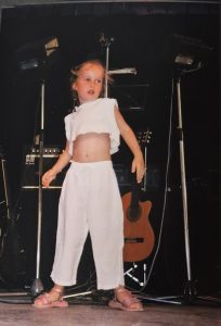 Jeugdfoto van Eelke in een K3-outfit tijdens een optreden