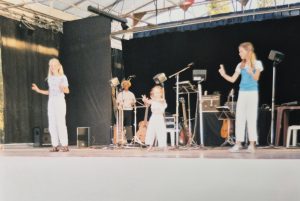 Kinderfoto van een optreden op een podium tijdens een vakantie in Frankrijk